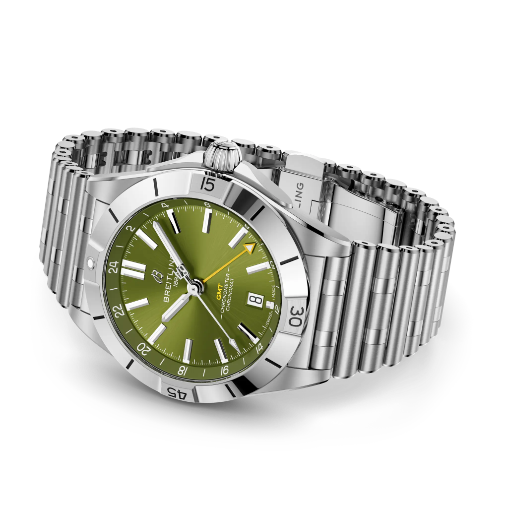 Relógio Breitling Chronomat Automatic GMT 40mm x Giannis Antetokounmpo prateado com mostrador verde deitado de lado