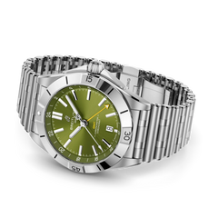 Relógio Breitling Chronomat Automatic GMT 40mm x Giannis Antetokounmpo prateado com mostrador verde deitado de lado