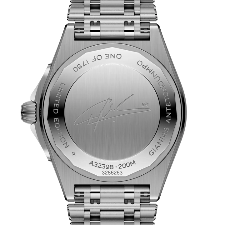 Tampa traseira do Relógio Breitling Chronomat Automatic GMT 40mm x Giannis Antetokounmpo prateado com mostrador verde