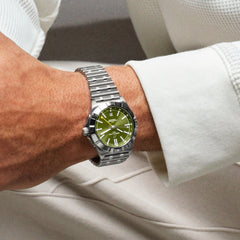 Senhor com o Relógio Breitling Chronomat Automatic GMT 40mm x Giannis Antetokounmpo prateado com mostrador verde