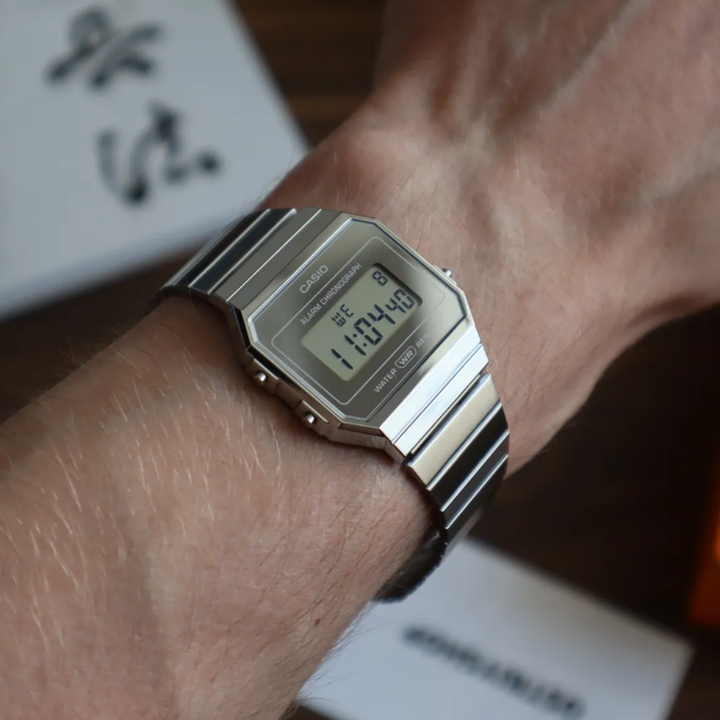 pulso senhora com relógio casio vintage iconic totalmente prateado
