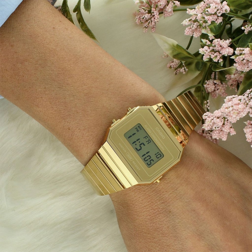 pulso senhora com relógio casio vintage iconic totalmente dourado