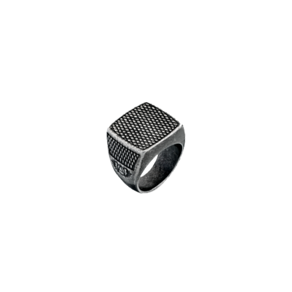 Um anel em aço inoxidável hipoalergénico com uma banda larga e um padrão texturizado, semelhante a uma malha, na superfície superior. O anel tem uma face quadrada e o metal possui um acabamento escuro e fosco, conferindo-lhe uma aparência elegante e moderna.