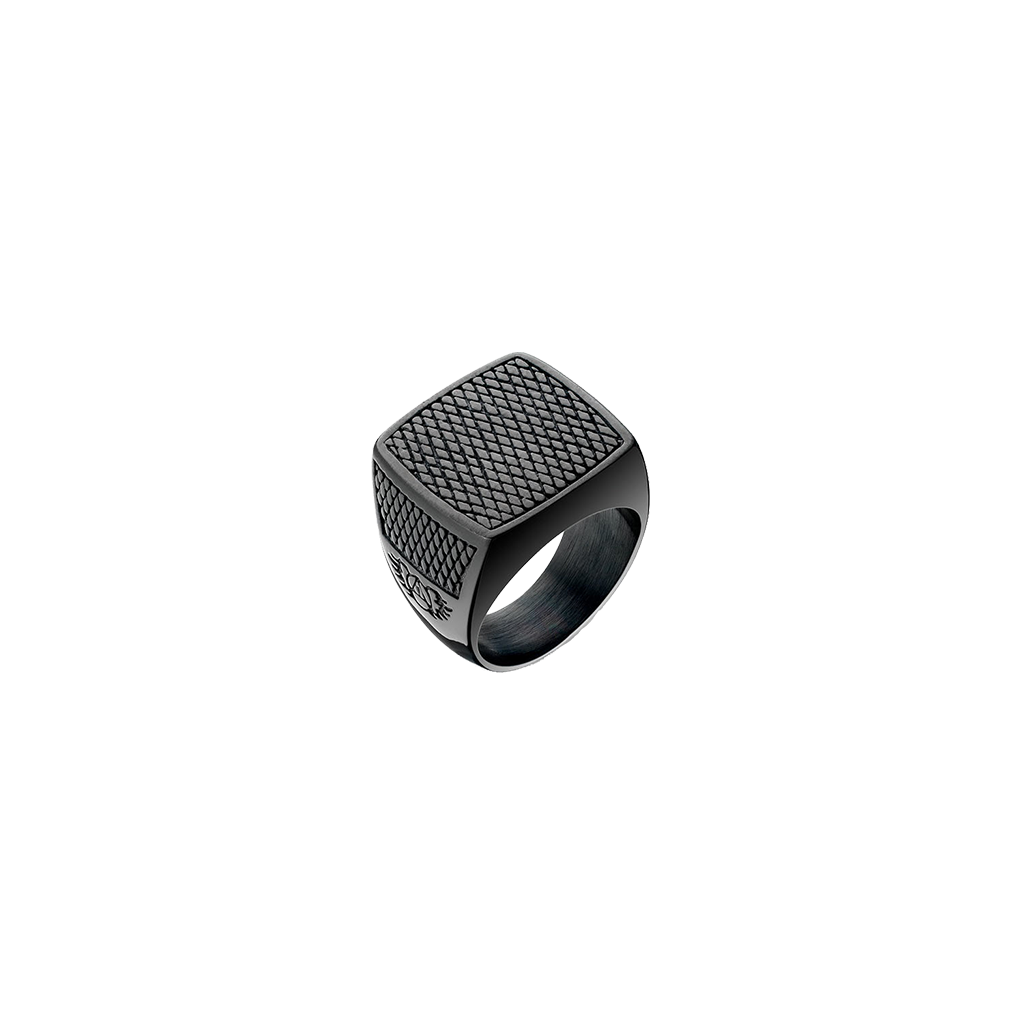 Um anel em aço inoxidável hipoalergénico com uma banda larga e um padrão texturizado, semelhante a uma malha, na superfície superior. O anel tem uma face quadrada e o metal possui um acabamento escuro e fosco, conferindo-lhe uma aparência elegante e moderna.