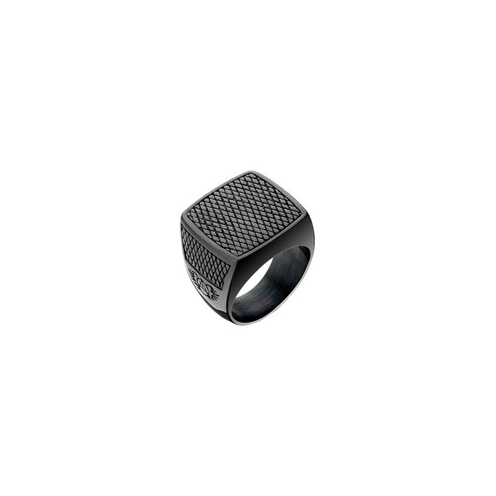 Um anel em aço inoxidável hipoalergénico com uma banda larga e um padrão texturizado, semelhante a uma malha, na superfície superior. O anel tem uma face quadrada e o metal possui um acabamento escuro e fosco, conferindo-lhe uma aparência elegante e moderna.