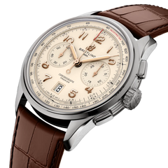 Pormenor mostrador creme com caixa prateada do Relógio Breitling Premier B01 Chronograph 42mm com pulseira de pele castanha