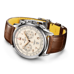 Relógio Breitling Premier B01 Chronograph 42mm de caixa prateada, pulseira de pele castanha com mostrador creme deitado de lado