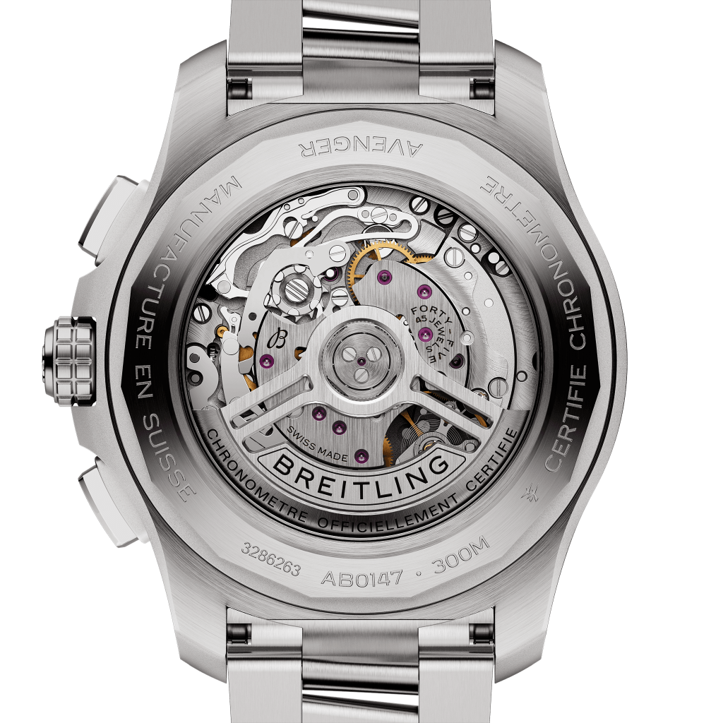 A imagem mostra a parte de trás de um relógio de pulso Breitling, destacando seu intrincado movimento mecânico. Engrenagens, parafusos e jóias visíveis estão dispostos contra uma superfície metálica com texto gravado que inclui ‘Breitling’, ‘Manufacture en Suisse’ e ‘Certifie Chronometre’. O relógio faz parte da série Avenger, como indicado pelo texto, e é resistente à água até 300m. O número de série 326623A também está gravado na parte inferior.