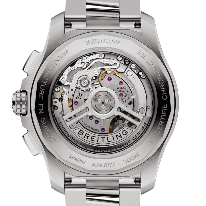 A imagem mostra a parte de trás de um relógio de pulso Breitling, destacando seu intrincado movimento mecânico. Engrenagens, parafusos e jóias visíveis estão dispostos contra uma superfície metálica com texto gravado que inclui ‘Breitling’, ‘Manufacture en Suisse’ e ‘Certifie Chronometre’. O relógio faz parte da série Avenger, como indicado pelo texto, e é resistente à água até 300m. O número de série 326623A também está gravado na parte inferior.