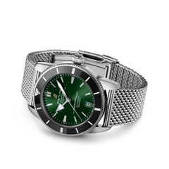 Relógio Superocean Heritage B20 Automatic prateado com mostrador verde deitado de lado
