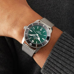 Pulso homem com relógio Superocean Heritage B20 Automatic prateado com mostrador verde