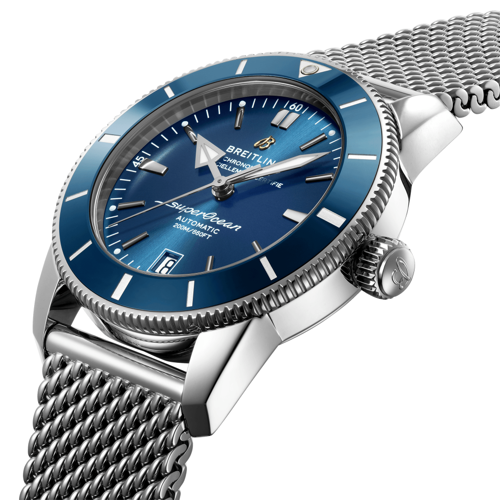 Pormenor mostrador azul do relógio Superocean Heritage B20 Automatic prateado