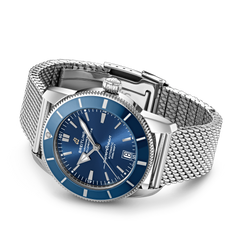 Relógio Superocean Heritage B20 Automatic prateado com mostrador azul deitado de lado