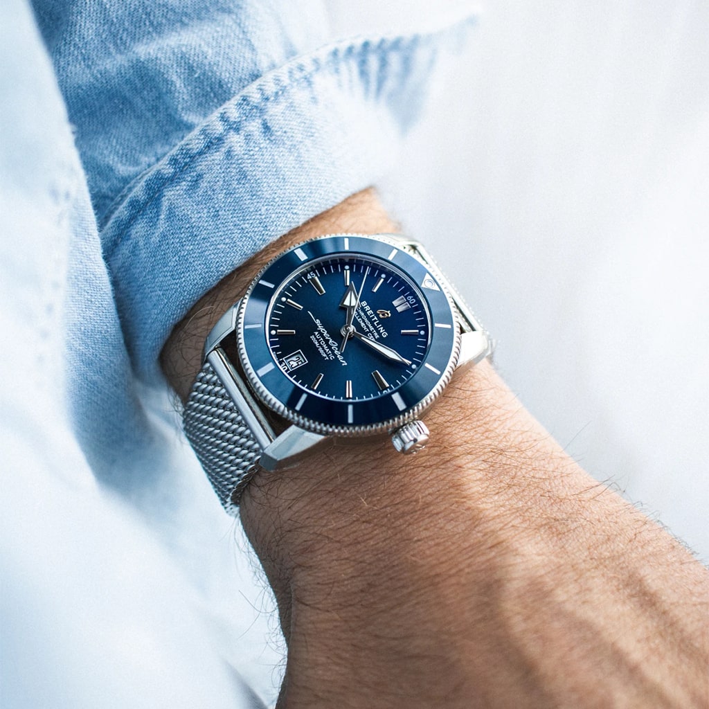 Pulso homem com relógio Superocean Heritage B20 Automatic prateado com mostrador azul