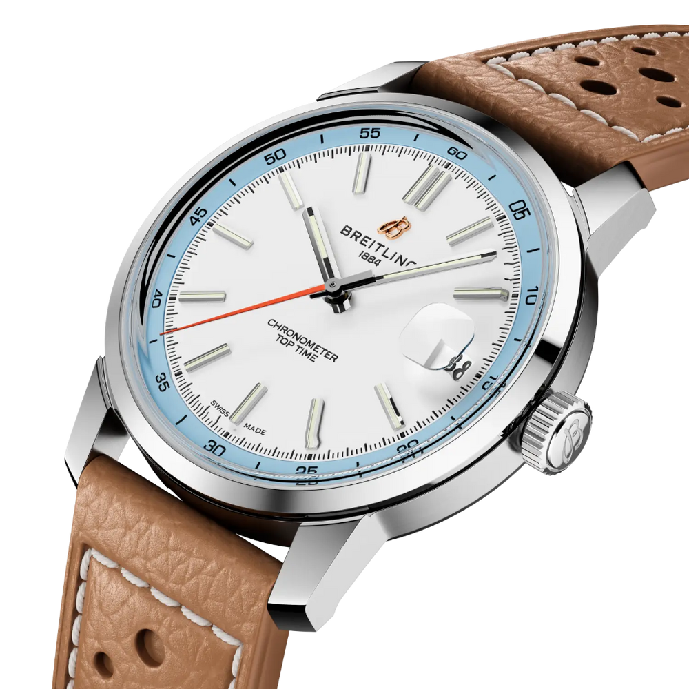 Pormenor mostrador branco com rebordo azul de caixa prateada do Relógio Breitling Top Time B31 38mm de caixa prateada, pulseira de pele castanha clara