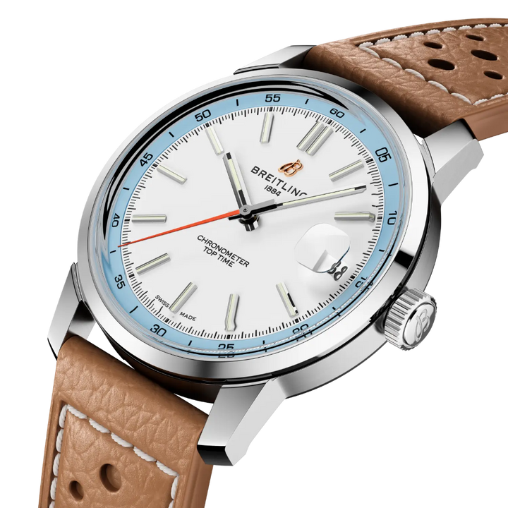 Pormenor mostrador branco com rebordo azul de caixa prateada do Relógio Breitling Top Time B31 38mm de caixa prateada, pulseira de pele castanha clara