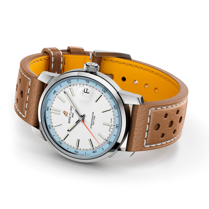 Relógio Breitling Top Time B31 38mm de caixa prateada, pulseira de pele castanha clara com mostrador branco com rebordo azul deitado de lado