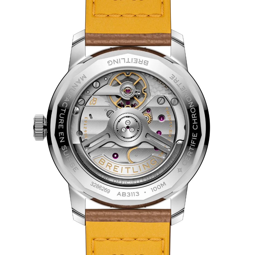 Tampa transparente com vista para o mecanismo do Relógio Breitling Top Time B31 38mm de caixa prateada, pulseira de pele castanha clara com mostrador branco com rebordo azul