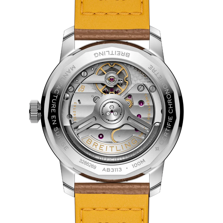 Tampa transparente com vista para o mecanismo do Relógio Breitling Top Time B31 38mm de caixa prateada, pulseira de pele castanha clara com mostrador branco com rebordo azul
