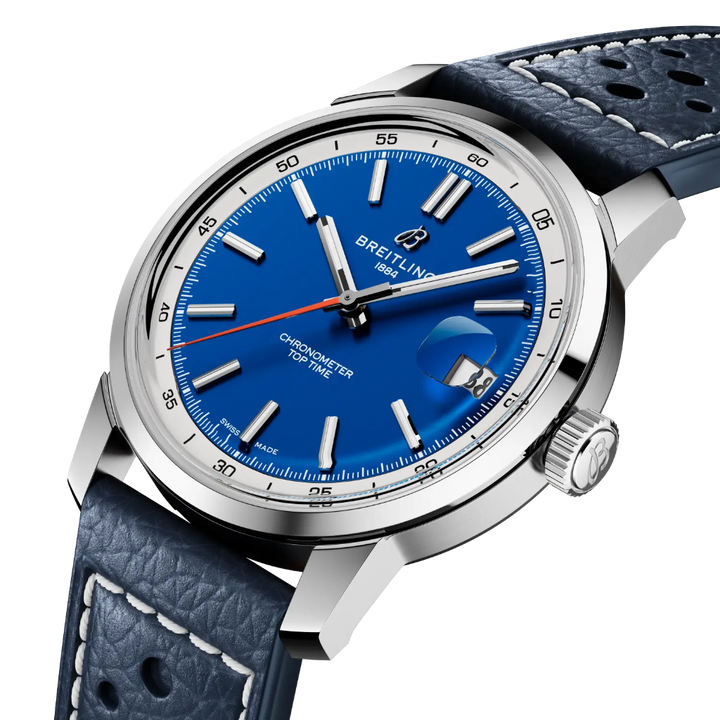 Pormenor mostrador azul com rebordo branco de caixa prateada do Relógio Breitling Top Time B31 38mm de caixa prateada, pulseira de pele azul escura