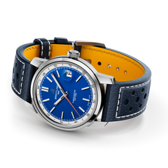 Relógio Breitling Top Time B31 38mm de caixa prateada, pulseira de pele azul escura com mostrador azul com rebordo branco deitado de lado