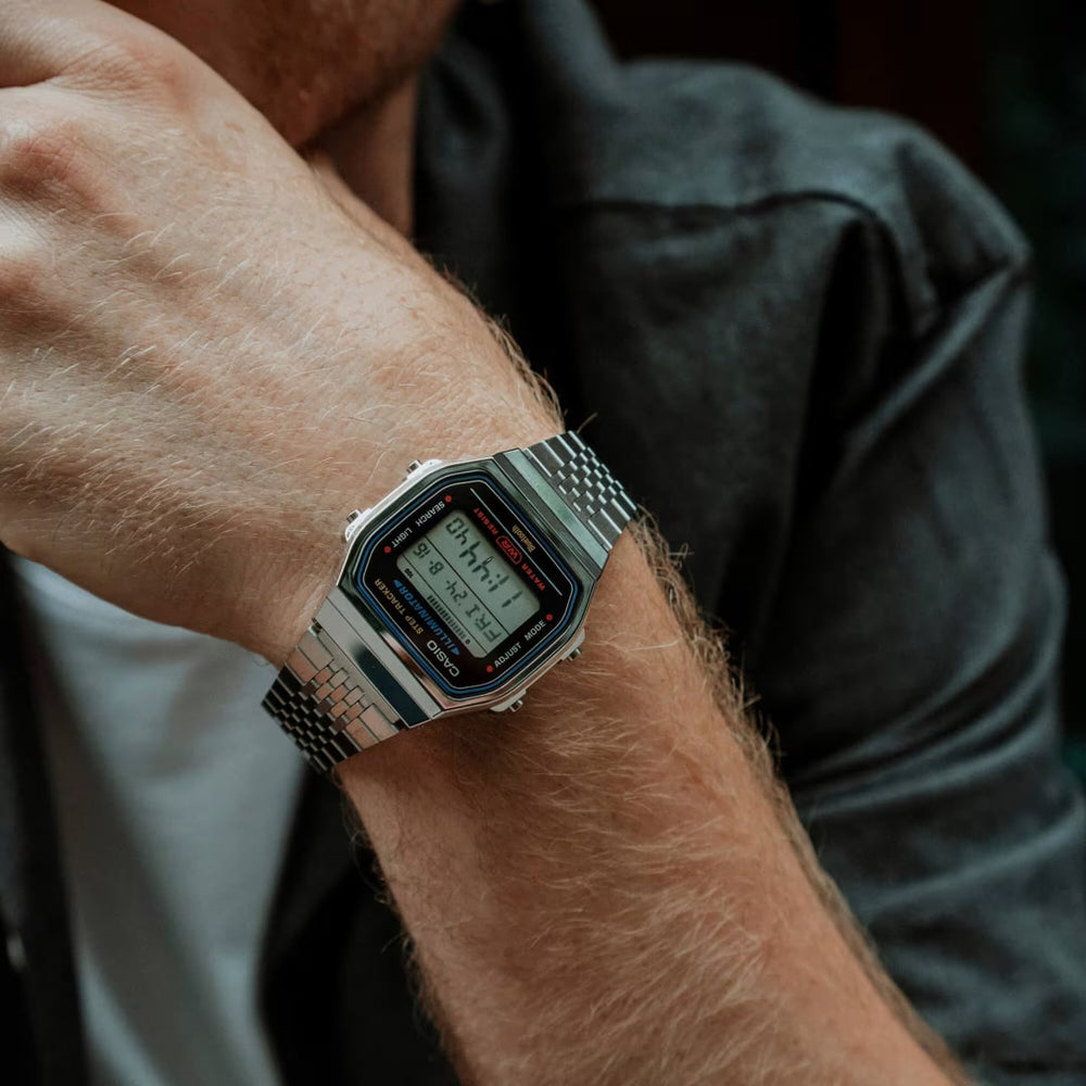Pulso homem com relógio Casio Vintage Connect  prateado com rebordo preto no mostrador e conectividade ao smartphone