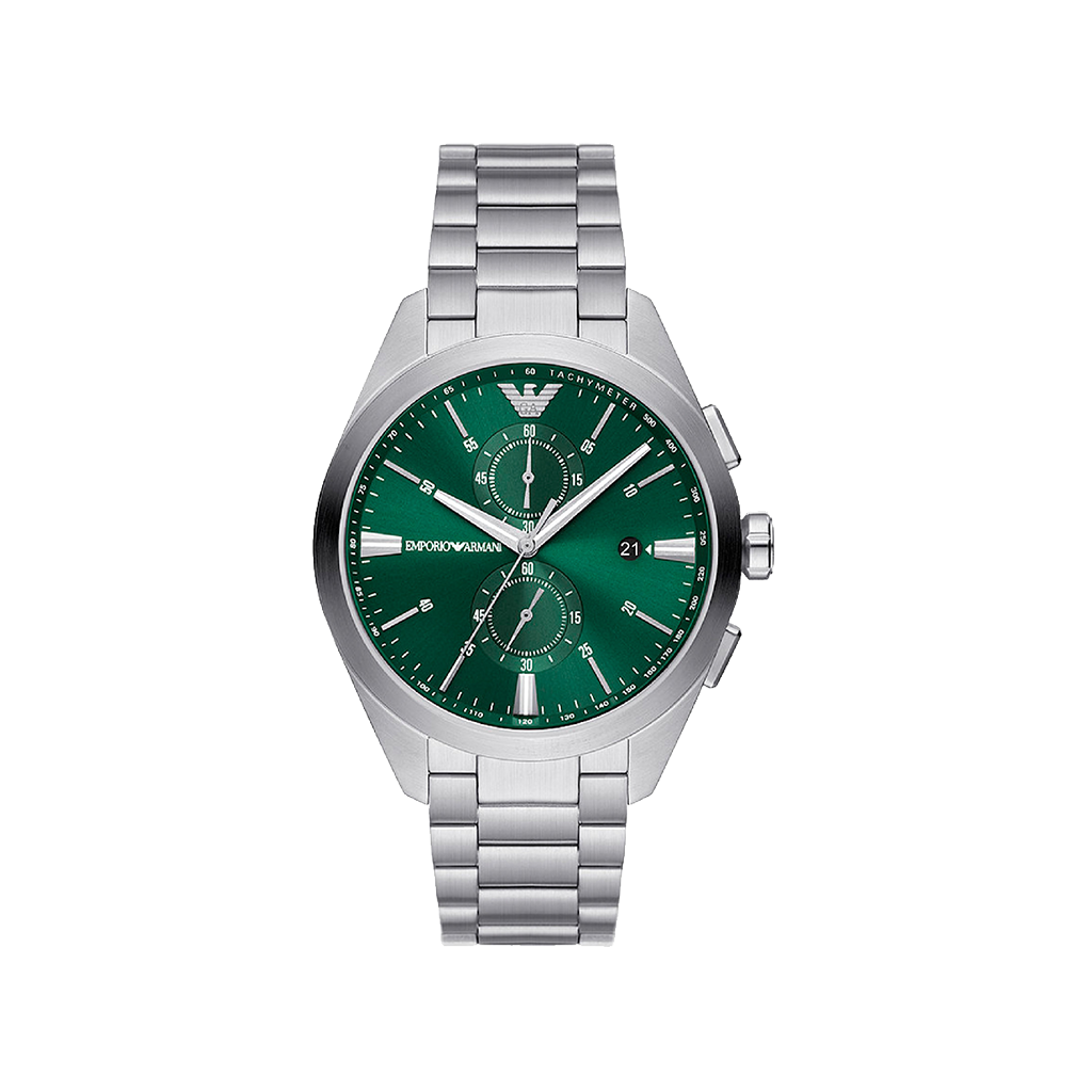 Relógio Emporio Armani de aço inoxidável com mostrador verde, ponteiros e marcadores de hora prateados. Possui três submostradores para medições adicionais de tempo e uma janela de data na posição das 3 horas. O relógio tem um aro polido e está preso a uma pulseira de aço inoxidável correspondente.