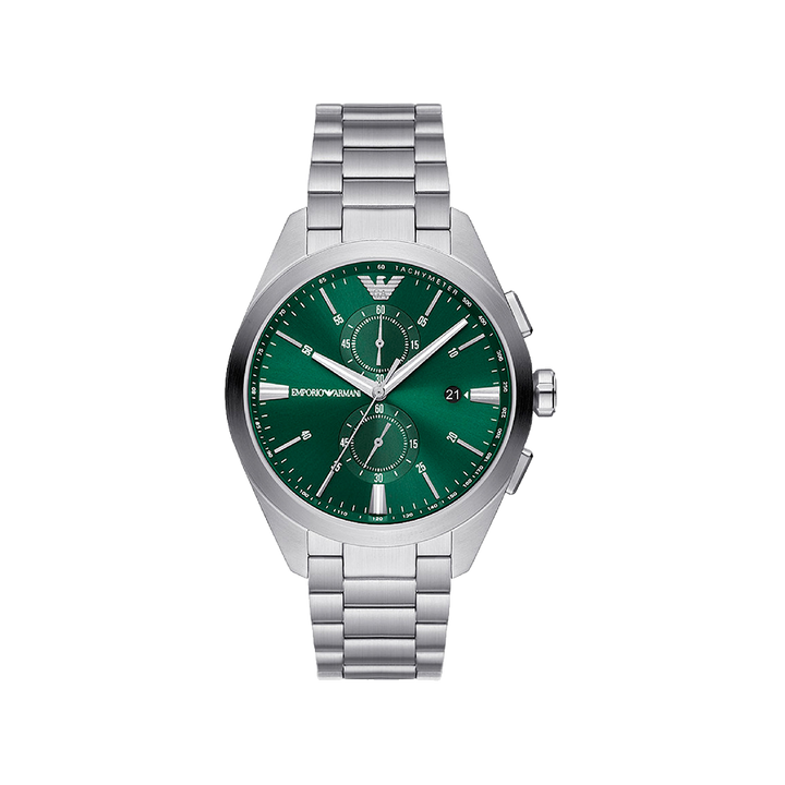 Relógio Emporio Armani de aço inoxidável com mostrador verde, ponteiros e marcadores de hora prateados. Possui três submostradores para medições adicionais de tempo e uma janela de data na posição das 3 horas. O relógio tem um aro polido e está preso a uma pulseira de aço inoxidável correspondente.