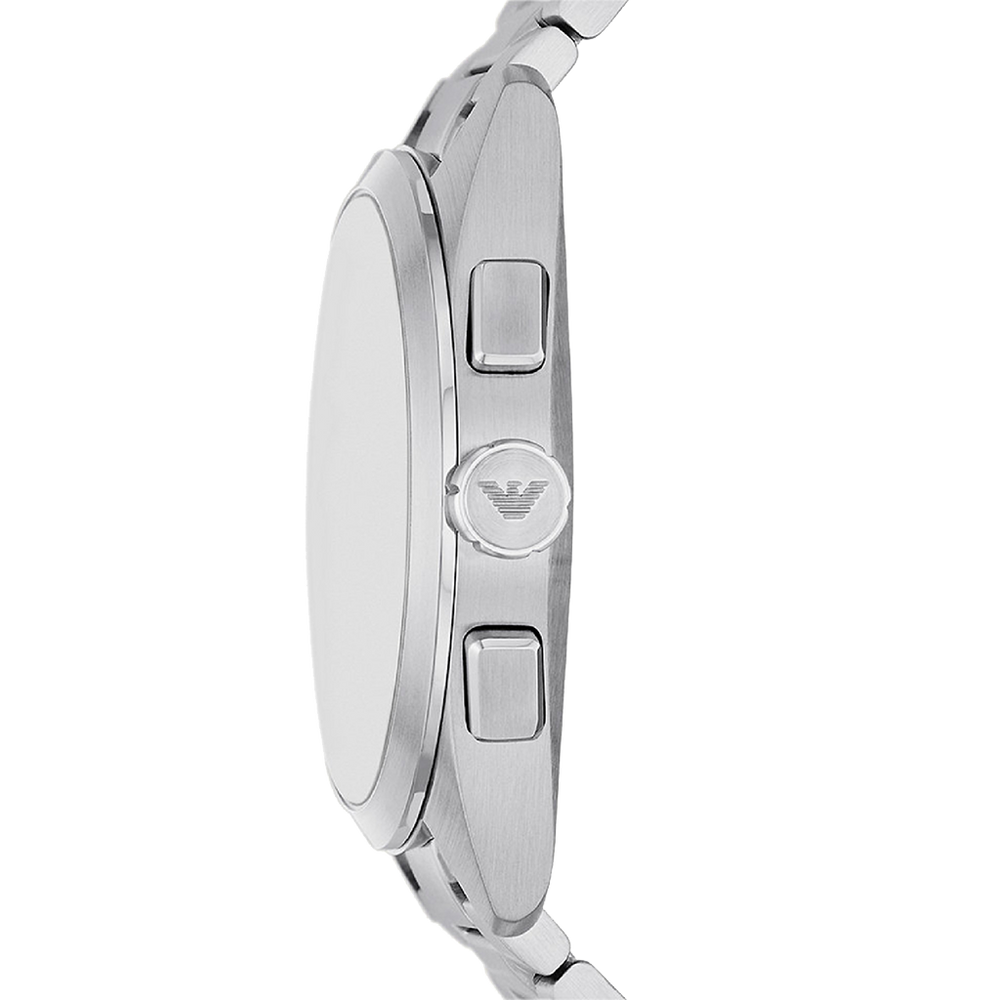 Imagem em close de um relógio Emporio Armani de aço inoxidável, mostrando o perfil lateral. O relógio tem acabamento polido com dois botões de pressão e o logotipo da Emporio Armani gravado na coroa localizada entre eles.