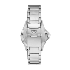 Fecho da pulseira do Relógio Armani Diver Steel prateado com mostrador azul e coroa dos segundos e horas metade azul, metade vermelho