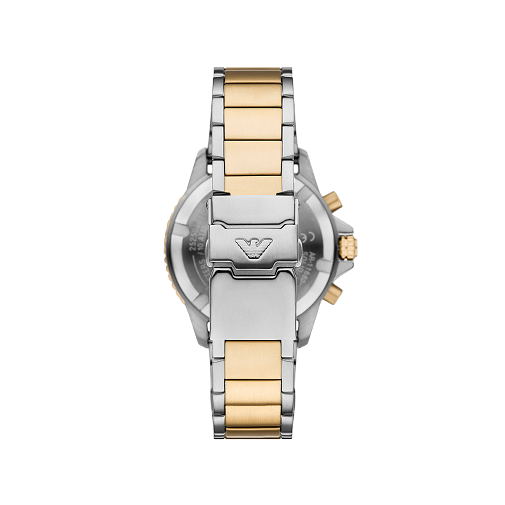 Pulseira prateada com linha dourada no centro do Relógio Armani World Explorer 43.5mm