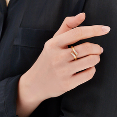 Senhora com Anel NANIS Libera aberto dourado com pequeno detalhe de diamantes nas duas pontas