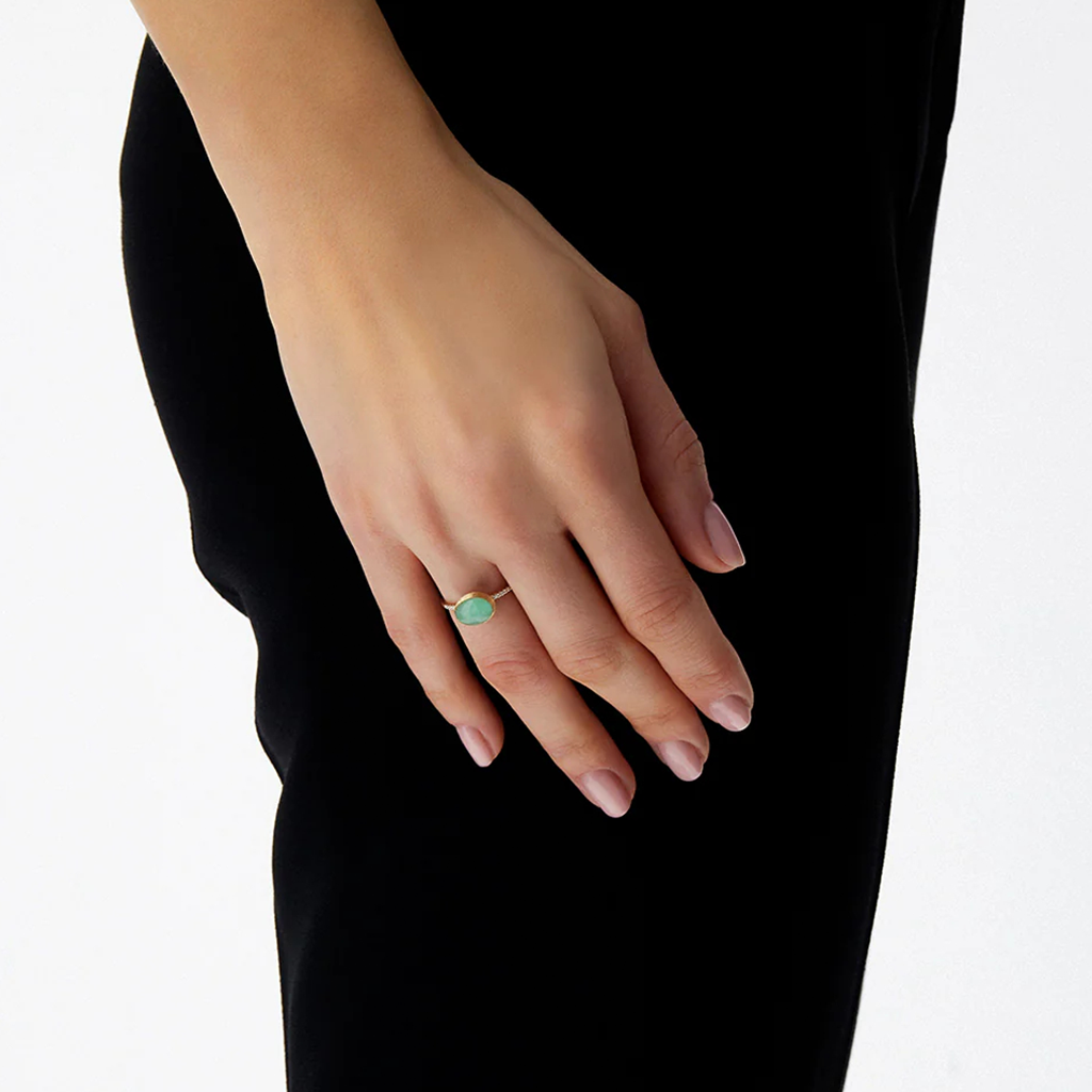 Senhora com Anel NANIS Boules dourado com duas linhas de diamantes e bola oval de jadeíta