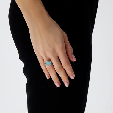 Senhora com Anel NANIS Boules dourado com duas linhas de diamantes e bola oval de amazonita