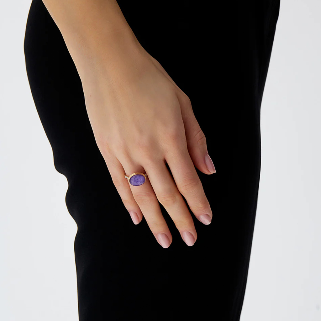 Senhora com Anel NANIS Boules dourado com duas linhas de diamantes e bola oval de lepidolite