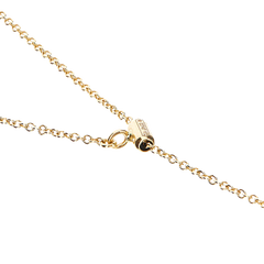 Pormenor da união revestido em zircónias do Colar NANIS Dancing Elite dourado com um fio longo e pendente oval no fim 