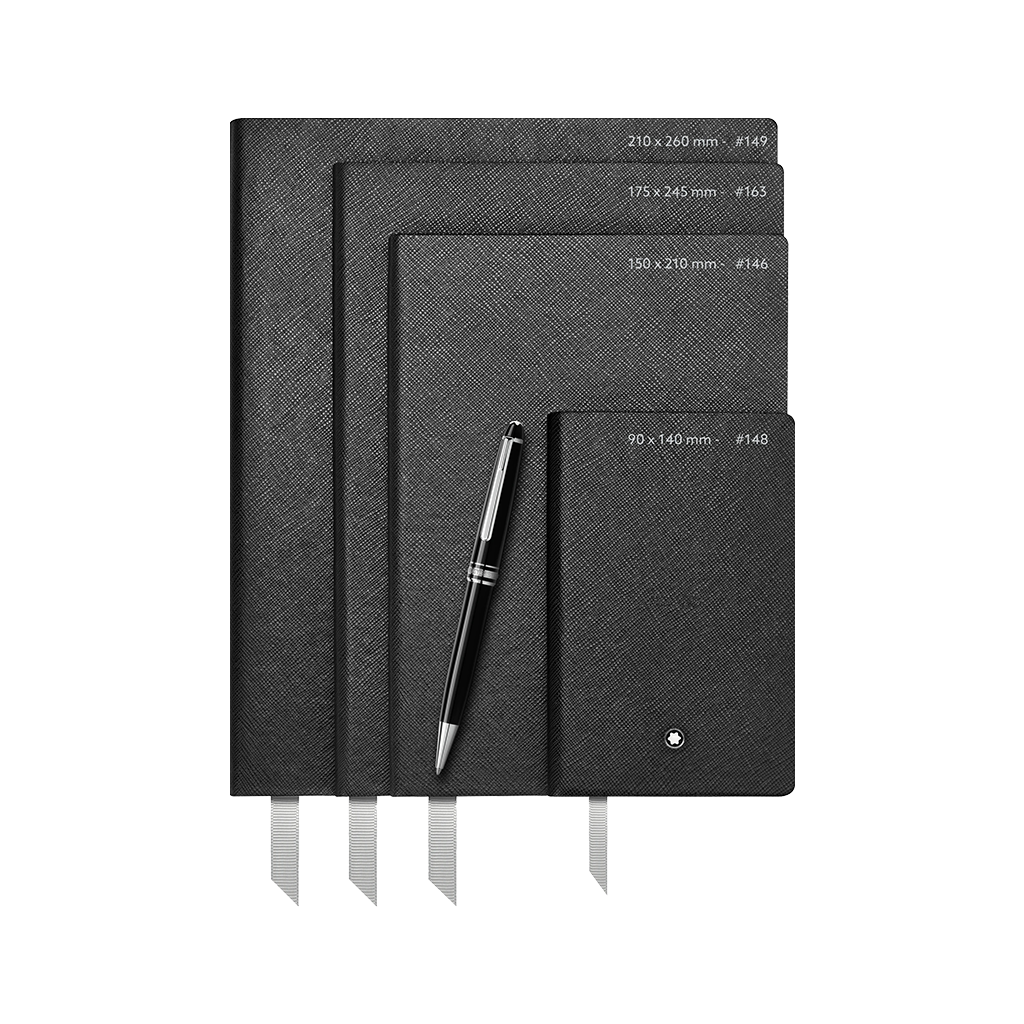 Guia de tamanhos dos quatro cadernos de capa dura pretos da Montblanc com as respectivas dimensões escritas neles. Os cadernos estão empilhados uns sobre os outros com uma caneta preta deitada diagonalmente sobre eles. O caderno maior identificado como #149 tem as dimensões 210 x 260 mm, o médio #163 tem 175 x 245 mm, o menor #146 tem 150 x 210 mm e o mini #148 tem 90 x 140 mm. Todos os cadernos têm uma fita marcadora visível.