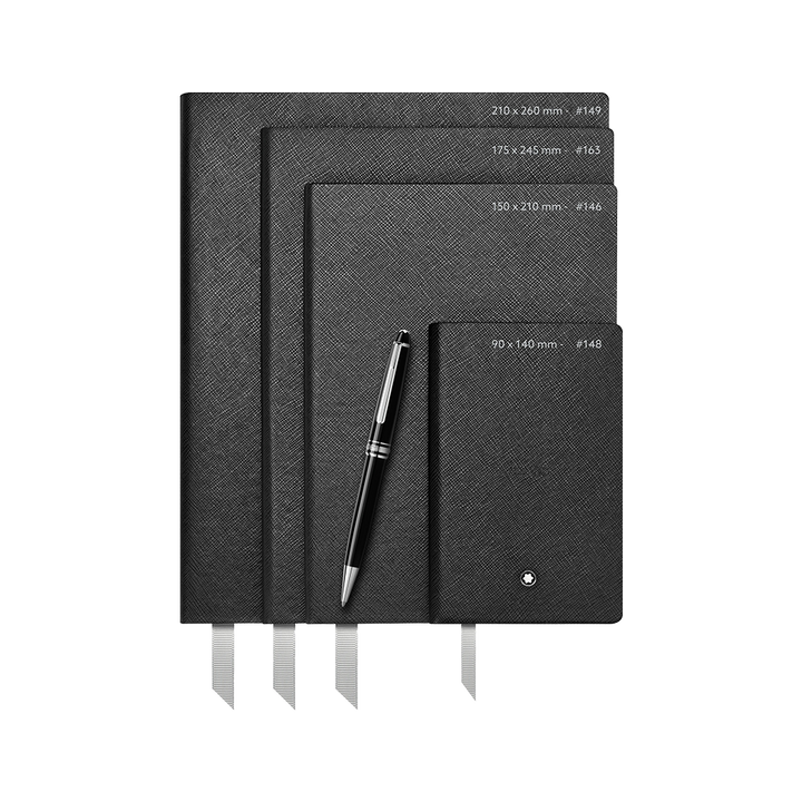 Guia de tamanhos dos quatro cadernos de capa dura pretos da Montblanc com as respectivas dimensões escritas neles. Os cadernos estão empilhados uns sobre os outros com uma caneta preta deitada diagonalmente sobre eles. O caderno maior identificado como #149 tem as dimensões 210 x 260 mm, o médio #163 tem 175 x 245 mm, o menor #146 tem 150 x 210 mm e o mini #148 tem 90 x 140 mm. Todos os cadernos têm uma fita marcadora visível.