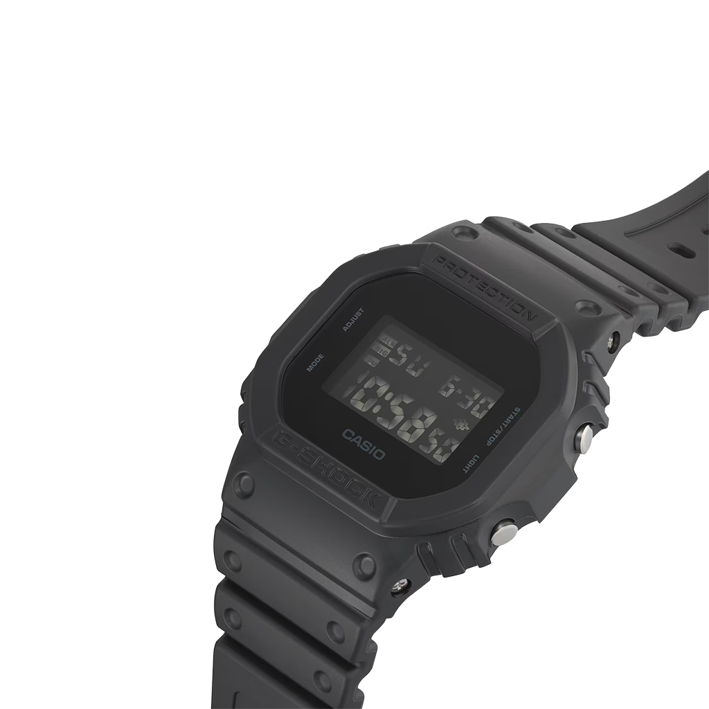 Mostrador preto com horas digitais amarelas do relógio Casio G-Shock The Origin totalmente preto