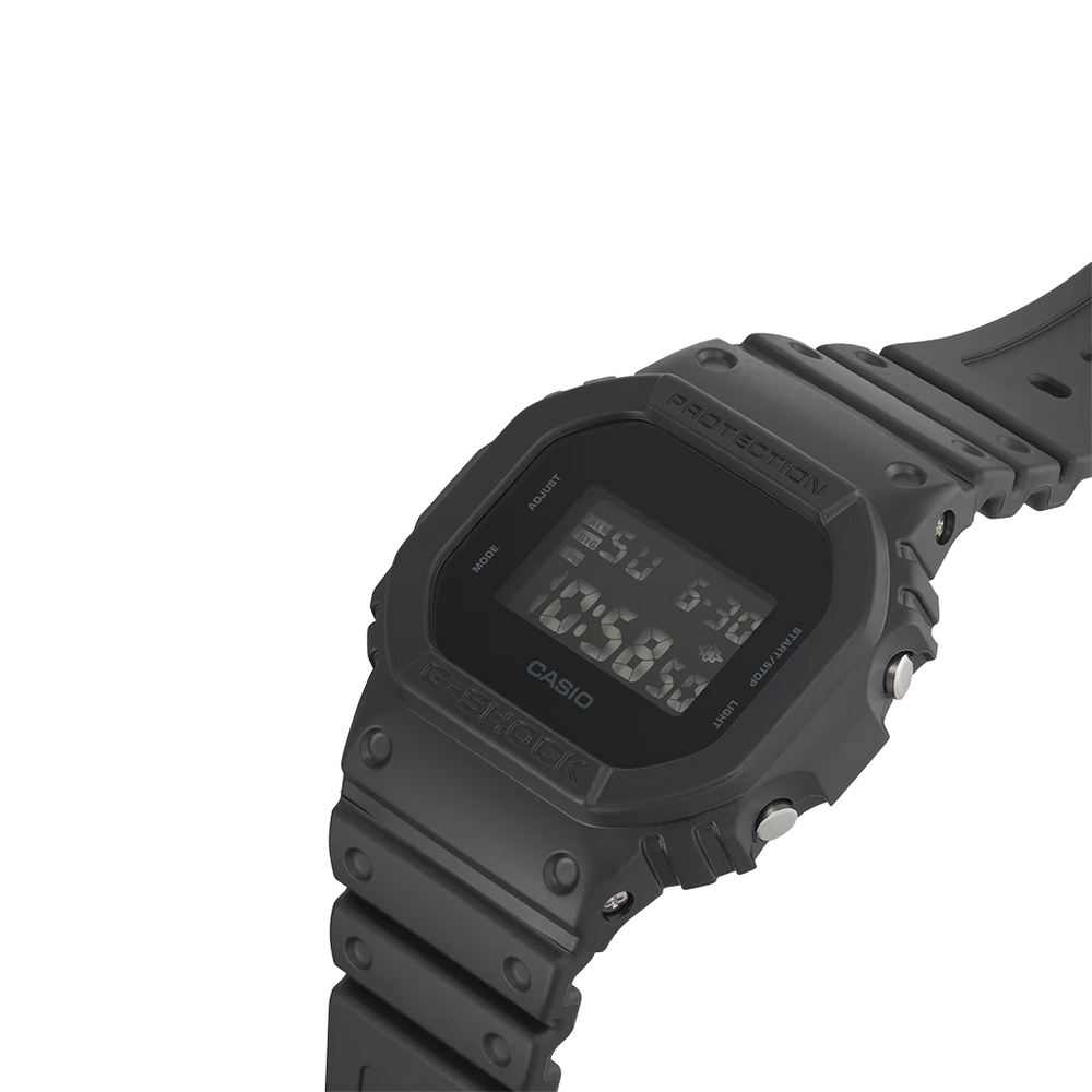 Mostrador preto com horas digitais amarelas do relógio Casio G-Shock The Origin totalmente preto
