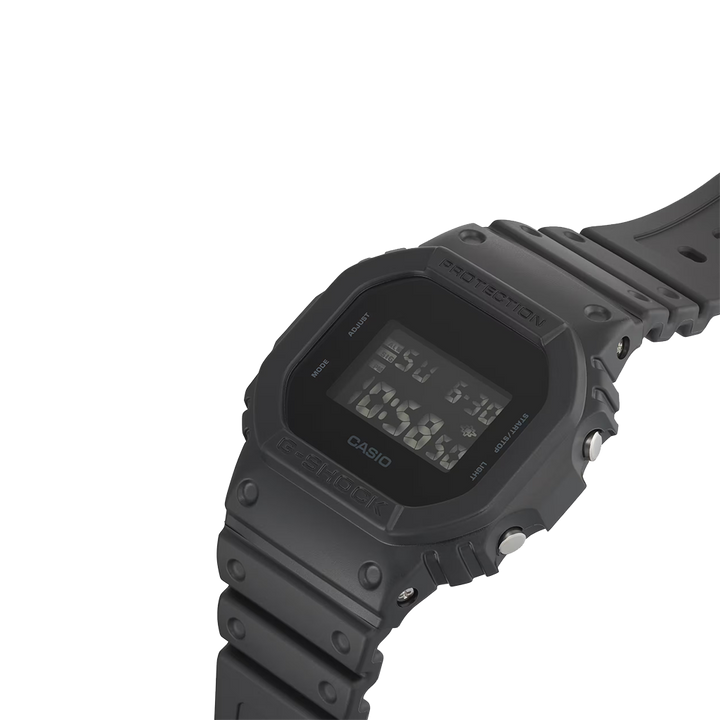 Mostrador preto com horas digitais amarelas do relógio Casio G-Shock The Origin totalmente preto