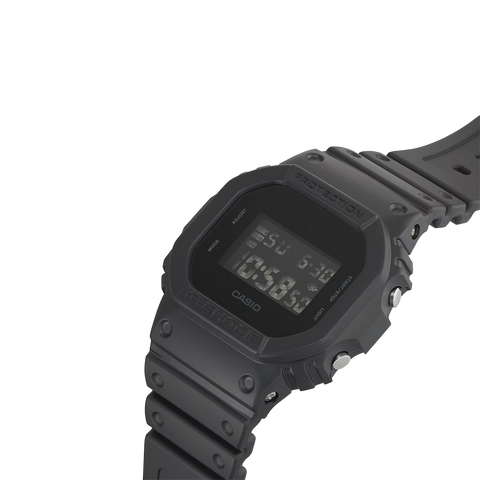 Mostrador preto com horas digitais amarelas do relógio Casio G-Shock The Origin totalmente preto