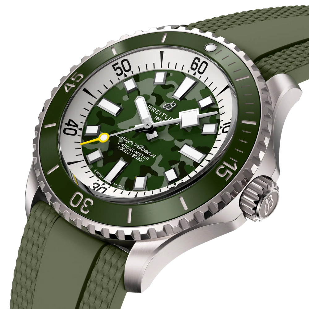 Pormenor do mostrador verde do Relógio Breitling Superocean Automatic Super Diver 46mm com pulseira silicone verde e caixa prateada