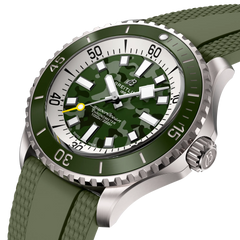 Pormenor do mostrador verde do Relógio Breitling Superocean Automatic Super Diver 46mm com pulseira silicone verde e caixa prateada