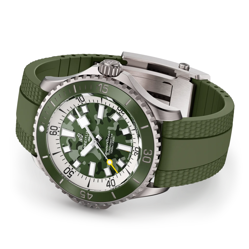 Relógio Breitling Superocean Automatic Super Diver 46mm com pulseira silicone e mostrador verdes de caixa prateada deitado de lado