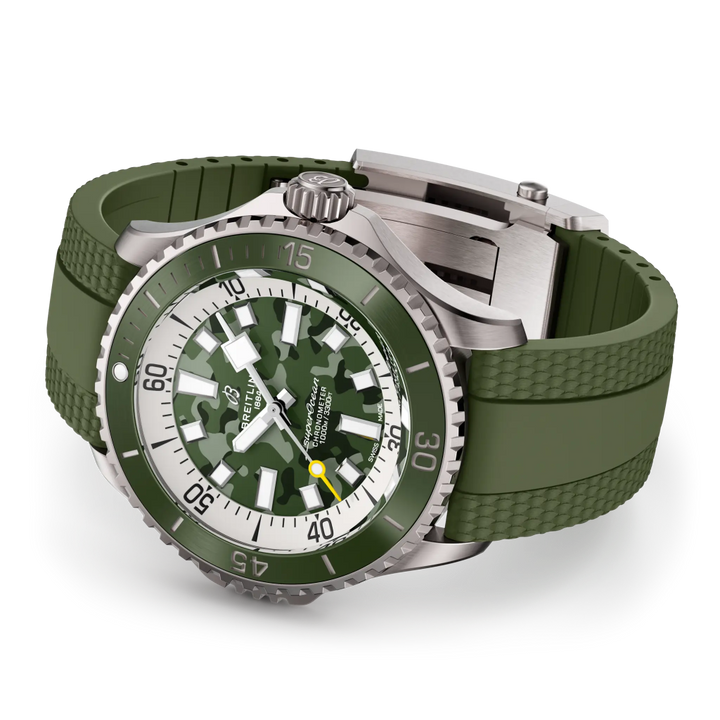 Relógio Breitling Superocean Automatic Super Diver 46mm com pulseira silicone e mostrador verdes de caixa prateada deitado de lado