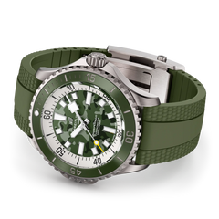Relógio Breitling Superocean Automatic Super Diver 46mm com pulseira silicone e mostrador verdes de caixa prateada deitado de lado