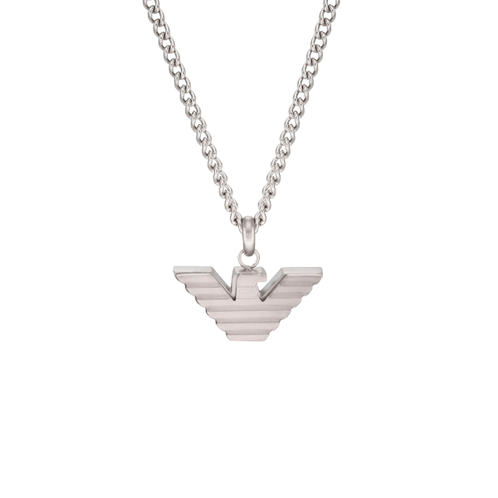 um colar de aço inoxidável da Emporio Armani que apresenta um pendenten com o icônico logotipo da águia. O logotipo tem um design tridimensional com detalhes de penas em camadas, criando uma aparência dinâmica e texturizada. O pendente está preso a uma corrente robusta e grossa com um acabamento prateado que complementa o design elegante da águia.