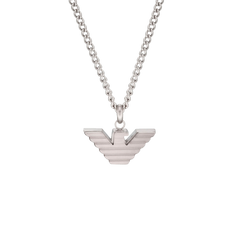 um colar de aço inoxidável da Emporio Armani que apresenta um pendenten com o icônico logotipo da águia. O logotipo tem um design tridimensional com detalhes de penas em camadas, criando uma aparência dinâmica e texturizada. O pendente está preso a uma corrente robusta e grossa com um acabamento prateado que complementa o design elegante da águia.