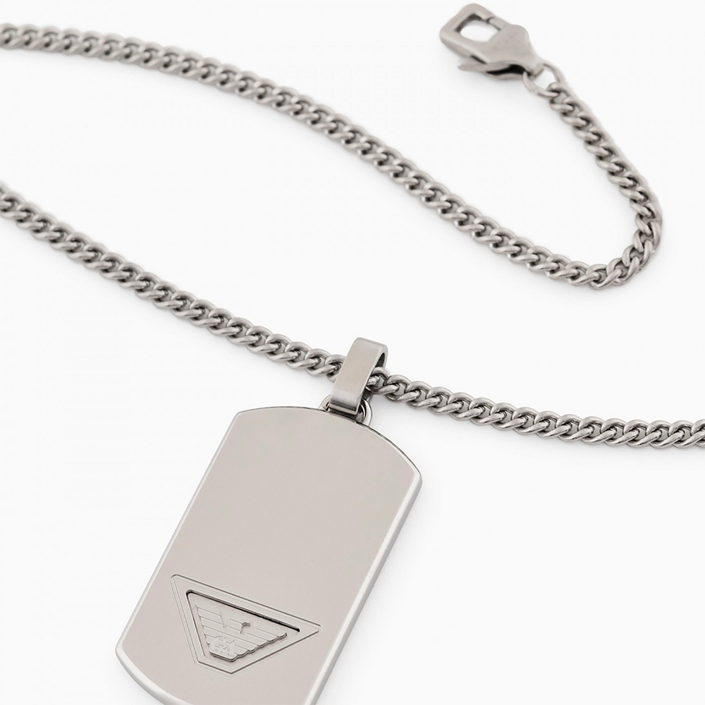 Vista aproximada do Colar Armani Eagle de chapa prateada lisa e símbolo da águia da marca cravada